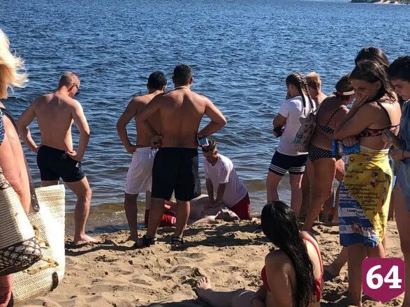 Утонул на городском пляже. Утонувшие девушки на пляже фото. Утонул на городском пляже. Городской пляж балаково в 1 мкр. В заозерном утонул мужчина.