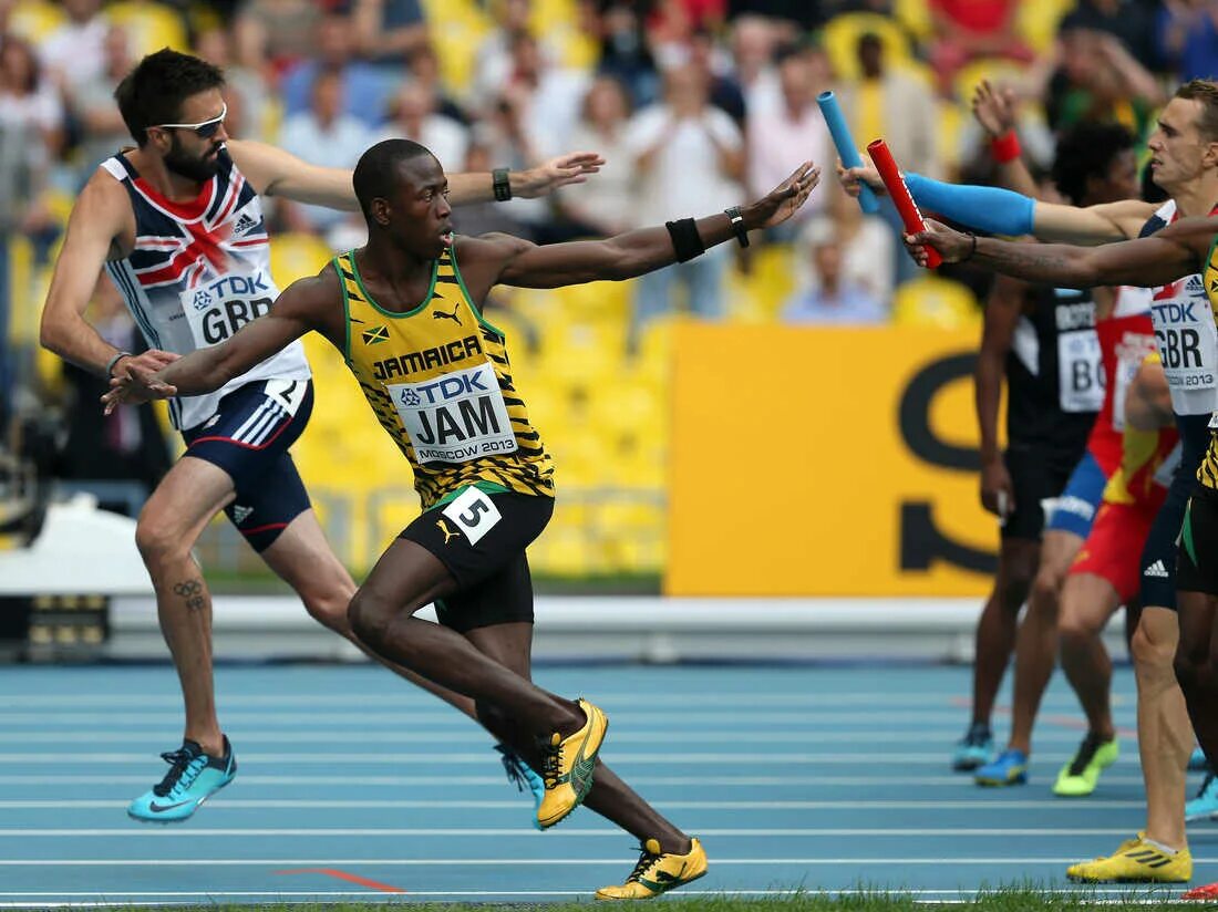 Спортивный мужчина бежит. Анастасия брагина легкая атлетика. Running star. Бегущий человек. Человек убегает.