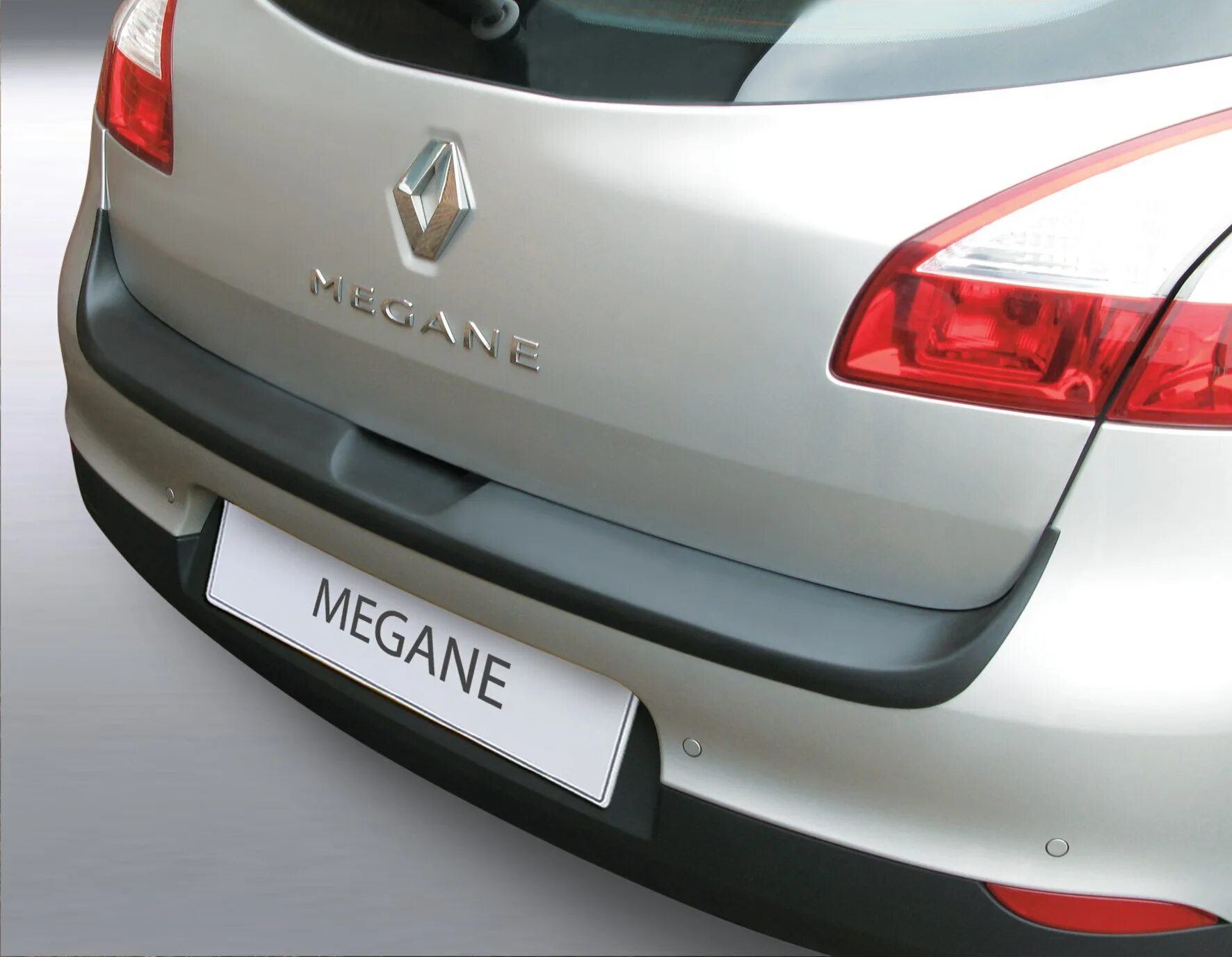 Рено Меган 3 задний бампер. Накладка на задний бампер Рено Меган 3. Renault Megane 2008 бампер задний. Пластиковая накладка на заднюю дверь