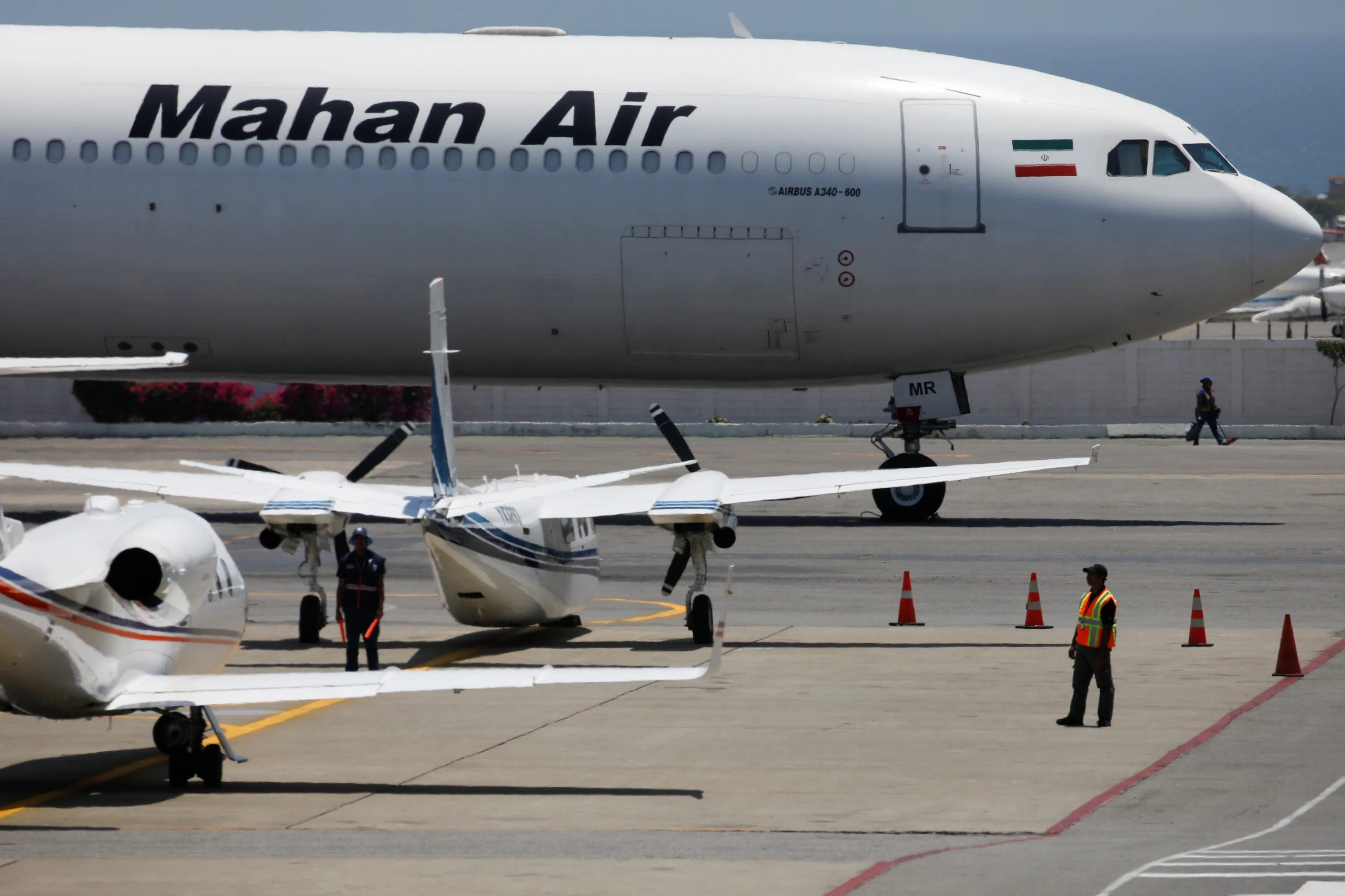 Самое эйр. Аэробус 340 Махан Эйр. Airbus a340-600 Mahan Air. Mahan Air Иран самолет a310. Airbus a340-300 Mahan Air.