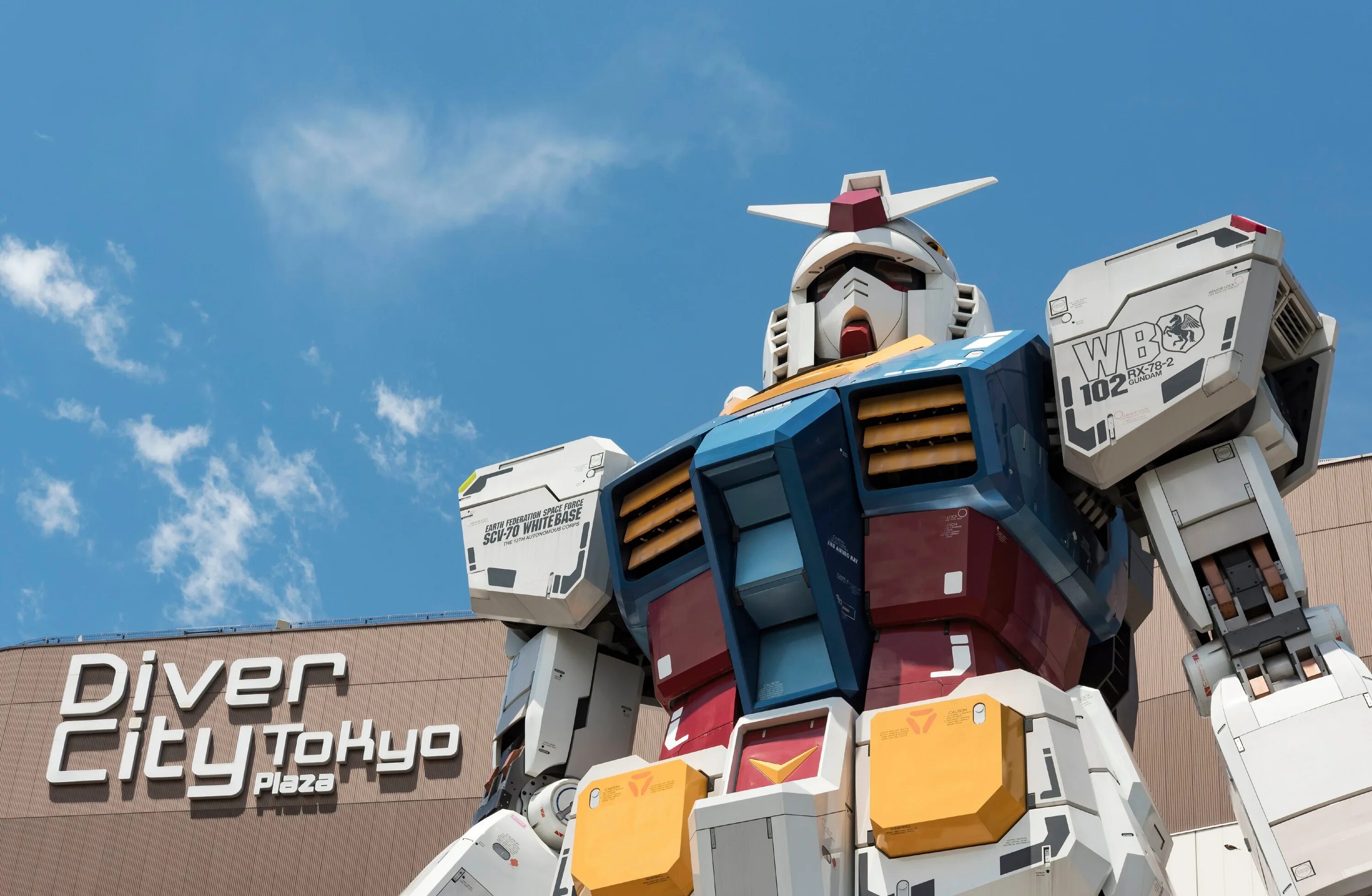 Робот гандам. Робот гандам в токио. японский робот gundam. статуя гандама. статуя робота в японии.
