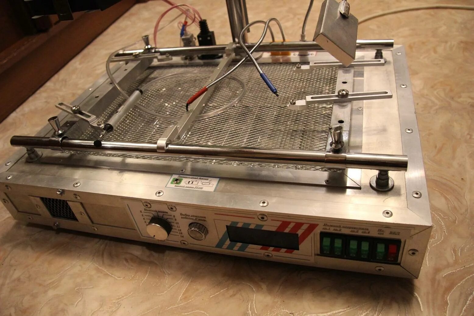 Самодельный нижний подогрев для пайки плат. Нагреватель гриль микроволновки нижний подогрев. Нагрев платы. Нагрев платы. Инфракрасным нагревателем печатных плат.