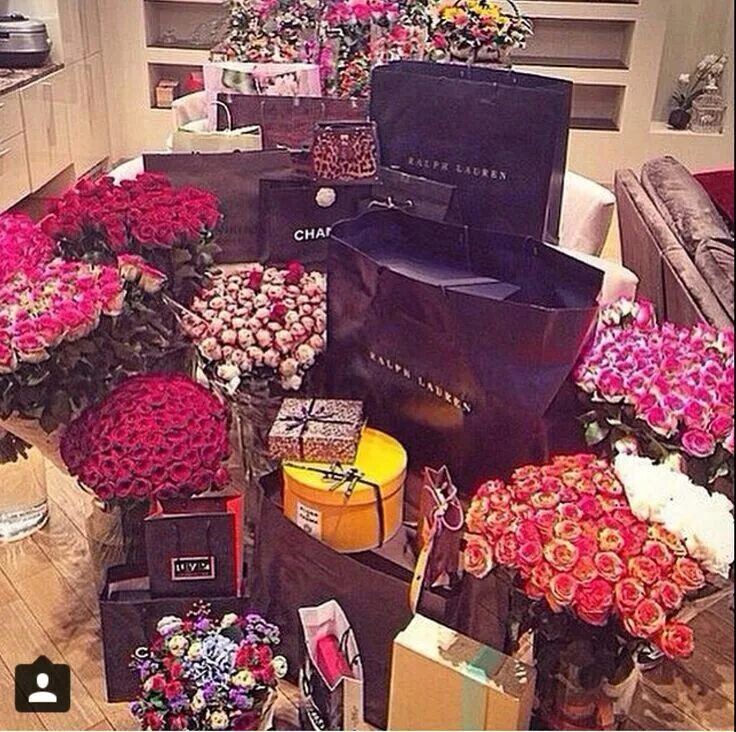 Много букетов цветов. Много букетов. Букет цветов в сумочке. Много букетов. Букет цветов для девушки.