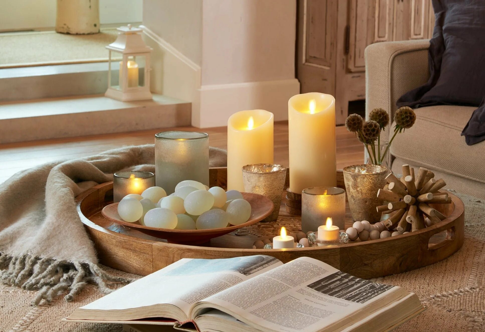 Стильные свечи в интерьере. Свечи диффузор на столе. Свечи хугге. Свечи в интерьере. Ароматические свечи икеа.