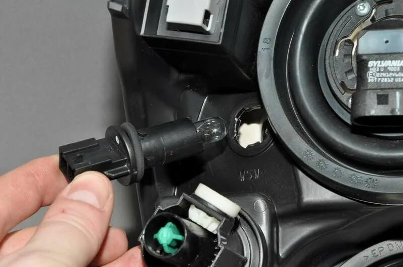 Как поменять лампочку на ниссан альмера g15. Nissan almera g15 лампочка ближнего света. nissan almera g15 лампы ближнего света. ниссан альмера g15 штекер лампочки ближнего света. almera 2007 разъем лампы.