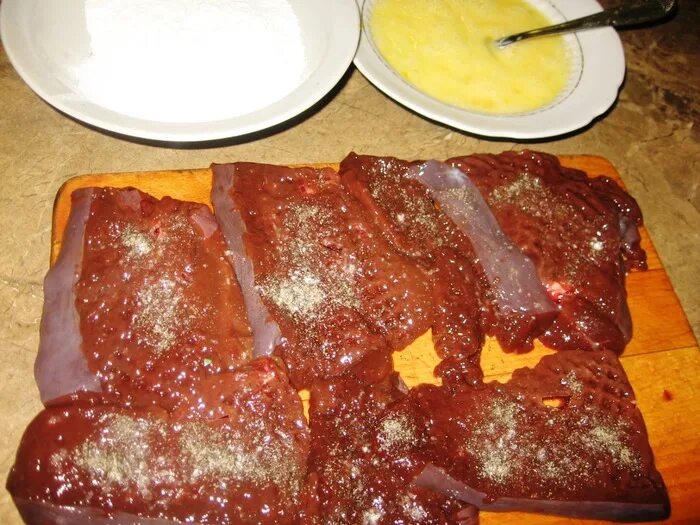 Печень отбивная с морковью сверху. Печень жареная. Отбивные из печени говяжьей. Отбить печень говяжью. Отбивные из печени.