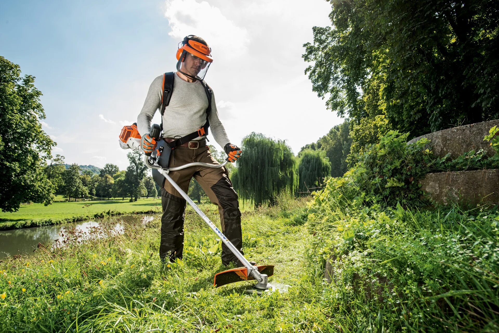 Лучшие триммеры покоса травы. Штиль ФС 250 кошение травы территории. Stihl FS 94. Триммер Stihl FS 94 C-E. Мотокоса Stihl FS 120.