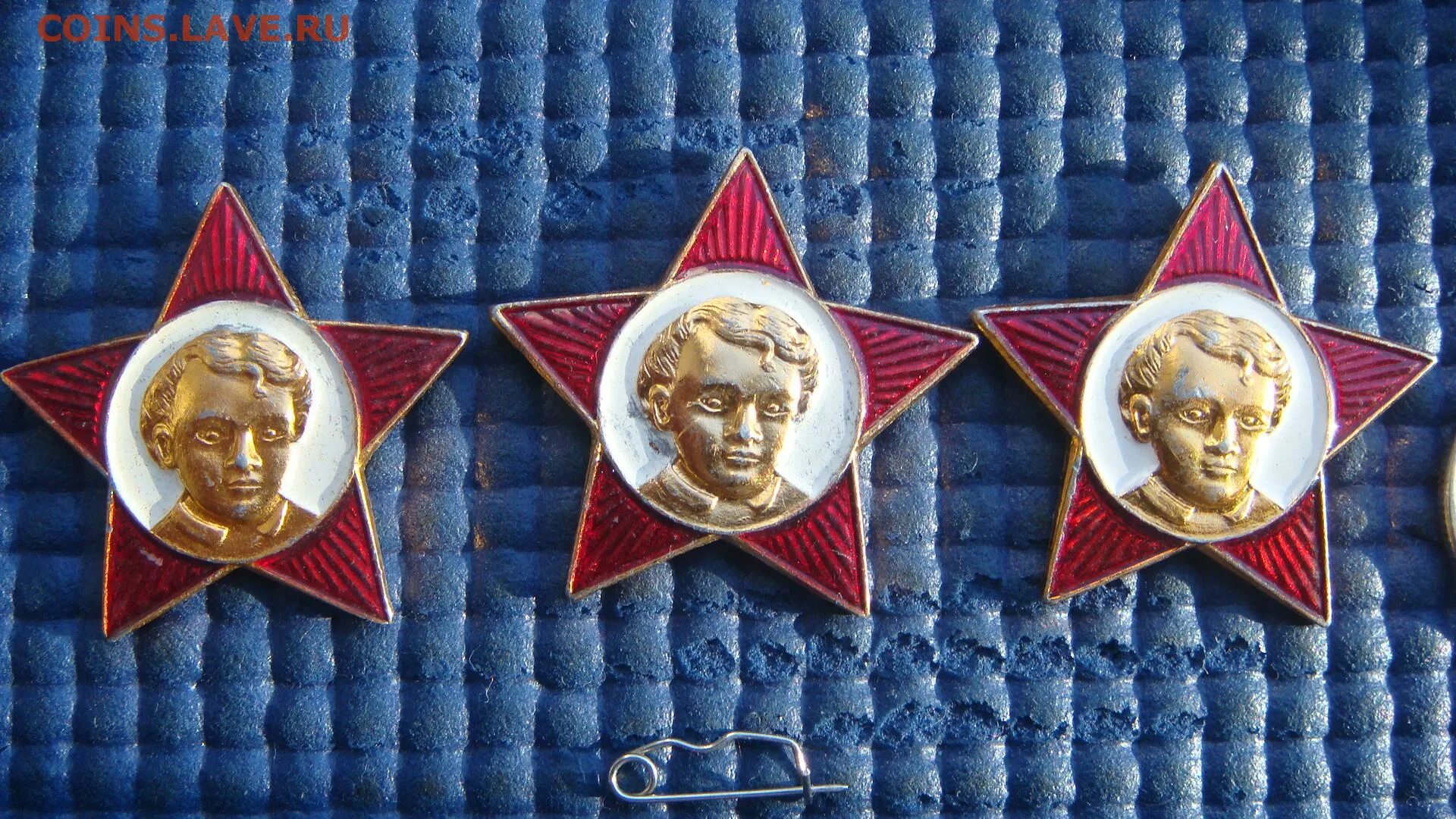 Октябрята внучата ильича. Значки ссср октябрята пионеры. Пик бутово парк 2. Значок октябренка ссср. Значок октябренок пионер и комсомольский.