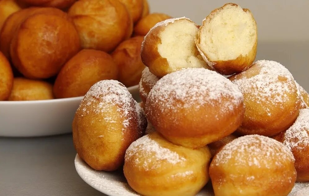 Сладкий пончик. Пончики с сахарной пудрой. Вкусные пончики рецепт фото. Апельсиновый пончик. Пышные творожные пончики.