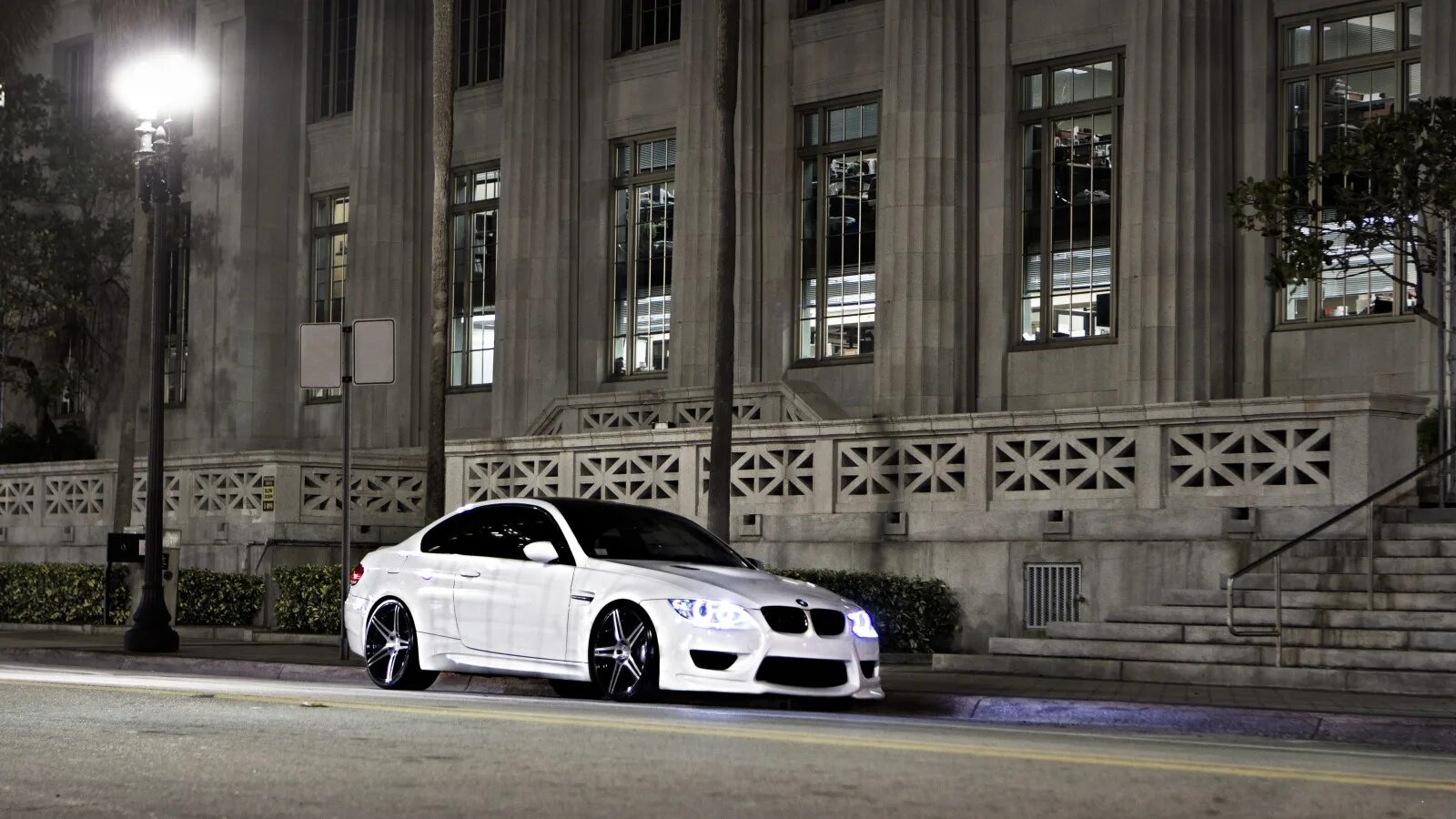 Bmw m3 street. Bmw m3 e92 white. bmw m5 белая. бмв м5 белая тонированная. bmw e92 street.
