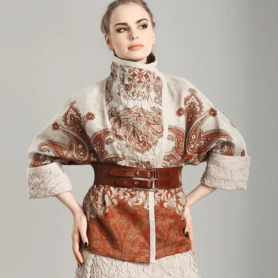 Русский костюм в современном стиле. Русский стиль в одежде. Современная одежда в русском стиле. Пальто в русском стиле.