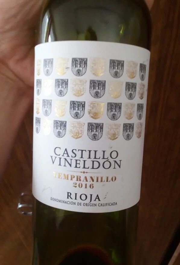 Вино красное сухое castillo. Вино красное Castillo Vineldon. Вино Темпранильо красное сухое Кастильо. Вино Кастильо Винельдон Темпранильо. Вино Кастильо Винельдон Крианса.