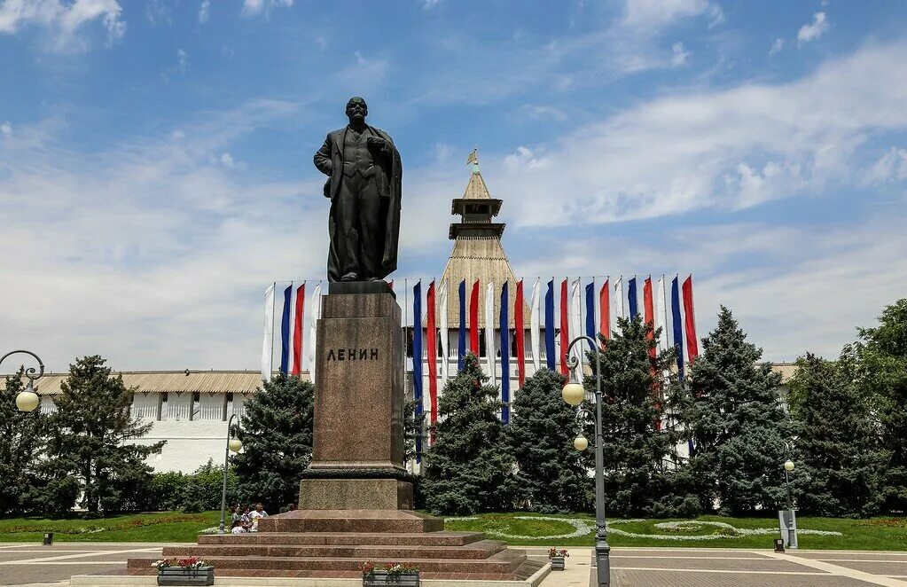 Пл ленинская. Площадь Ленина Астрахань. Астрахань площадь Ленина памятник. Ленинская площадь Астрахань. Памятник Ленину в Астрахани на площади Ленина.