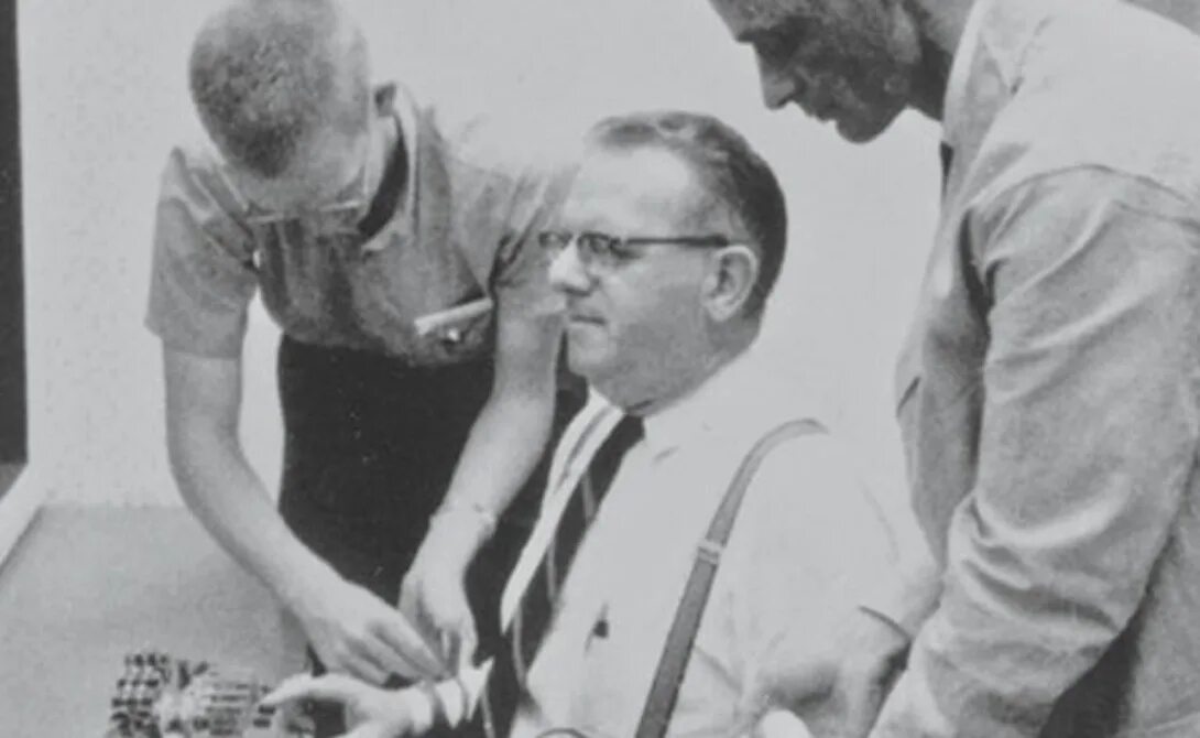 Лабораторный эксперимент в психологии. Опыт стэнли милгрэм в 1961. эксперт стенли вилгрема. эксперимент милгрэма смерть. эксперименты с людьми психологические.