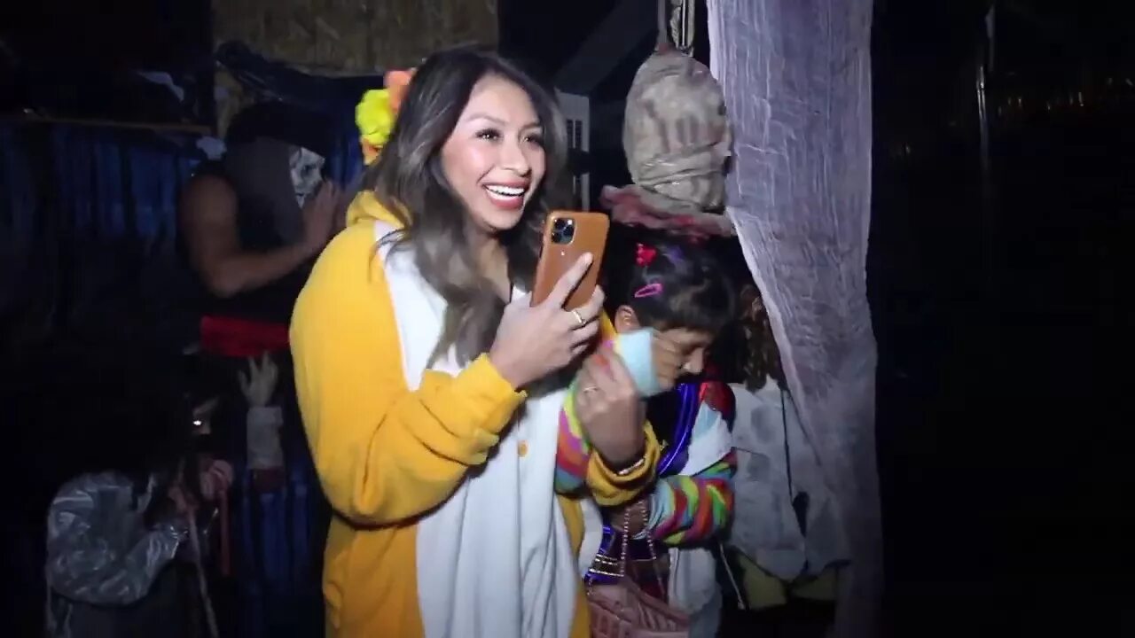 Самые на хэллоуин самые страшные пранки. Страшные пранки над людьми. Смешные розыгрыши над людьми. Пранки и розыгрыши над людьми. Тик ток пранк.