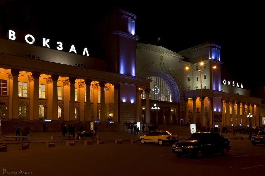 Вокзал днепропетровск. Днепр ЖД вокзал. Днепропетровск Южный вокзал. Днепр Южный вокзал. ЖД вокзал Днепропетровск.