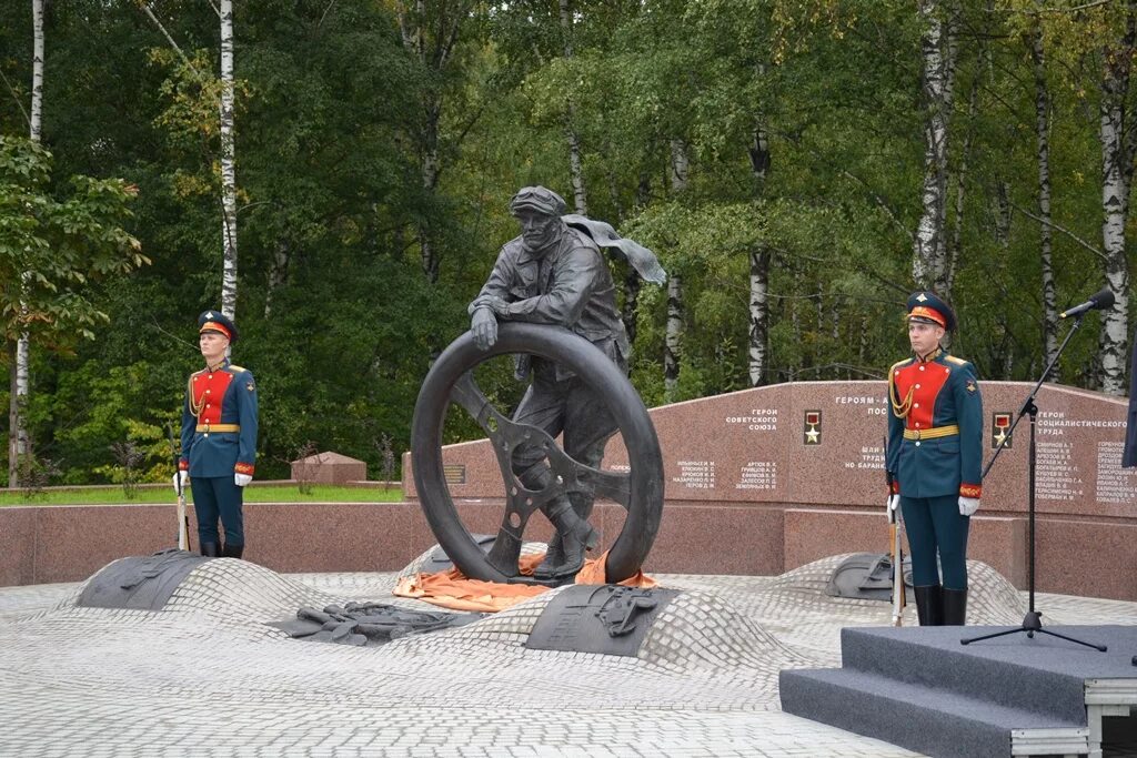 Памятник военным автомобилистам в москве. Памятник военным автомобилистам в москве. Памятник военным автомобилистам. Памятник военному шоферу в брянске. Памятник военным автомобилистам брянск.