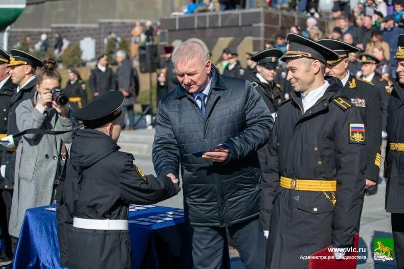 Канал 5 на сегодня владивосток. НВМУ посвящение в нахимовцы Владивосток. Открытие парада Победы 2022 Владивосток нахимовцы. Посвящение в нахимовцы Владивосток 2022. Выпуск нахимовцев 24.06.2022 Владивосток.