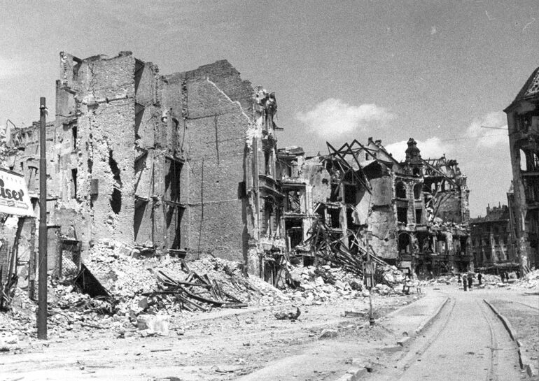 Город разрушенный во время войны. Разрушенный город 1941. Разрушенные города СССР 1941 1945. Разрушенный Берлин 1945.