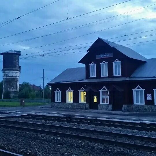 Станция торбеево. Жд вокзал торбеево мордовия. Станция торбеево. Жд вокзал торбеево. Сура двухэтажный поезд пенза.