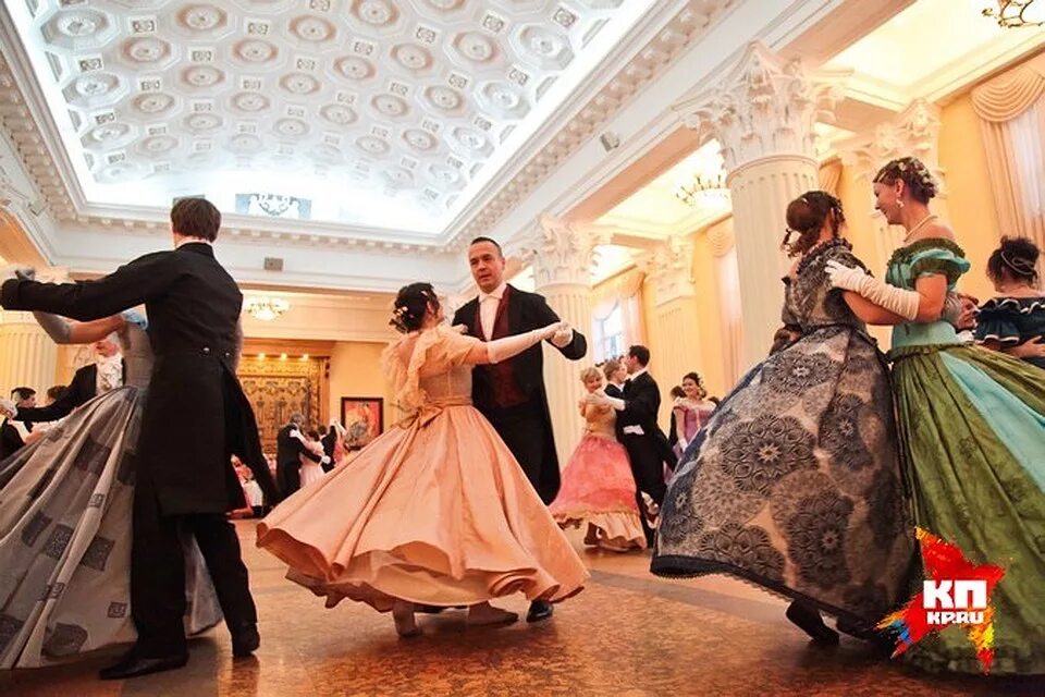 Что надеть на бал зимой. Гринберг зимний бал. Зимний бал в академии. Бал. Свечи на балу.