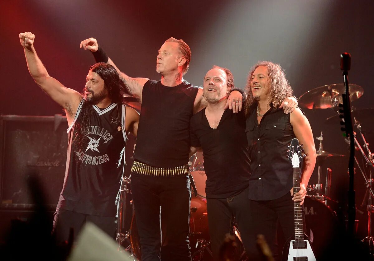 Рок версия металлика. Группа Metallica. Металика состав группы 2022. Металика рок группа на сцене. Группа Metallica 2000.