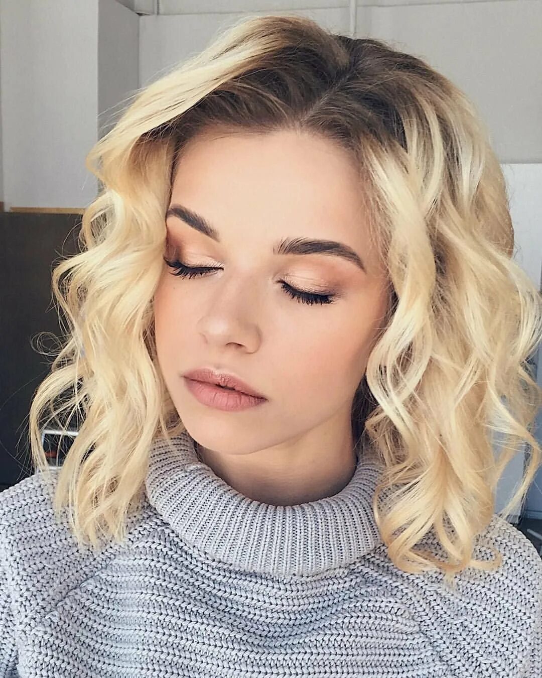 локоны на каре 2022. укладка утюжком на средние волосы. пляжные локоны на каре. как сделать легкие локоны на каре. ломаные кудри на средние волосы.