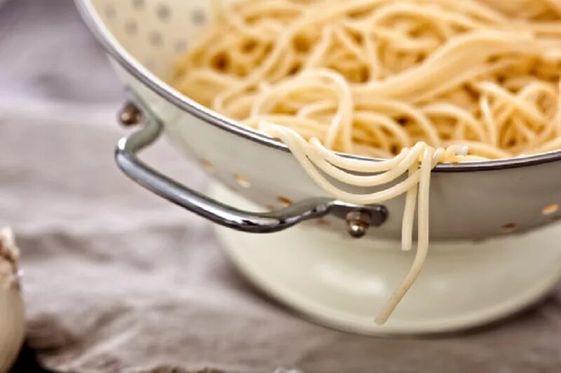 Промывать лапшу. Дуршлаг для макарон. Готовые спагетти откидываем на дуршлаг. Промыть макароны. Кастрюля для спагетти.