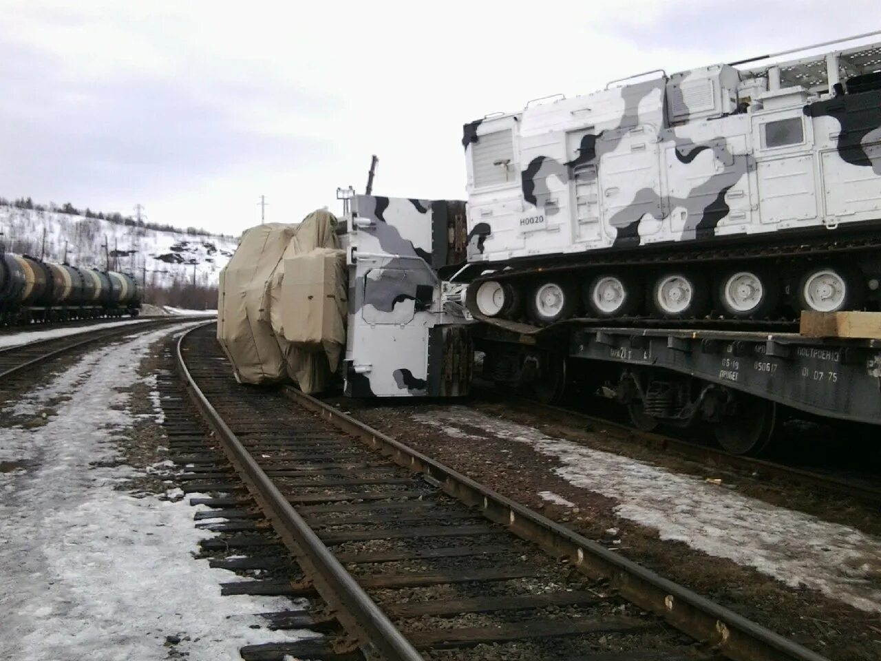 Эшелон северный. ДТ-30пм техника. Военный поезд.