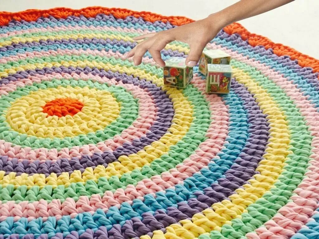 Вязаный коврик из старых. Коврики крючком из пряжи. вязка крючком коврики. коврик из трикотажных футболок. коврик из трикотажных маек.