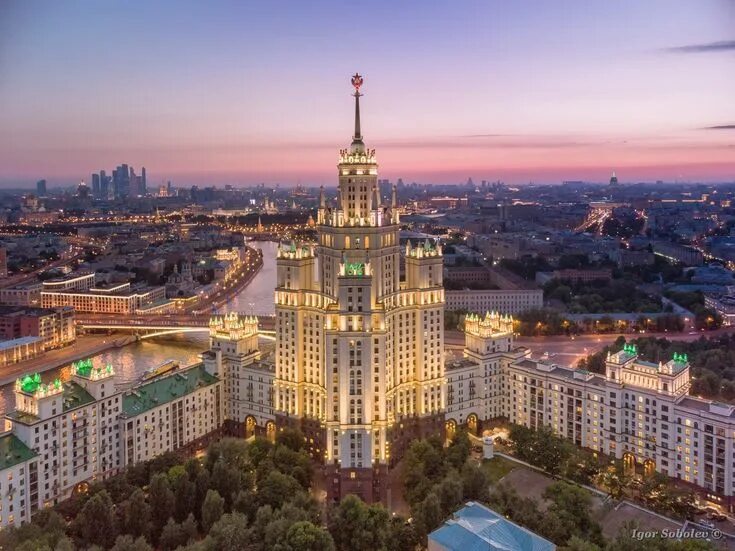 Вид сталинской высотки. Жилой дом на котельнической набережной сталинская высотка. Вид сталинской высотки. Сталинская высотка в москве красные ворота. Москва кудринская площадь 1 сталинские высотки.