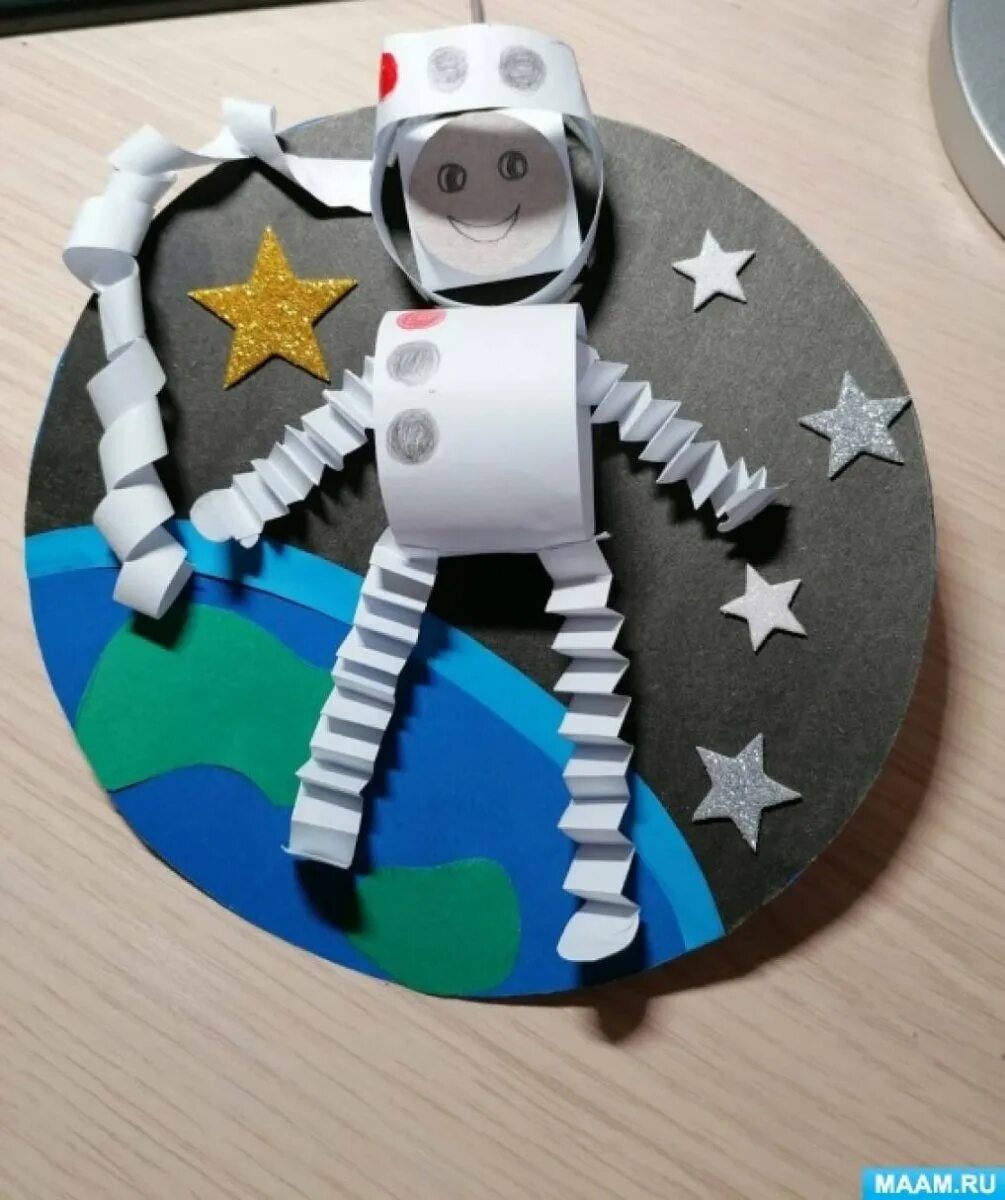 Космонавт из бумаги своими руками. Поделки котдню космонавтики. поделка ко дню космонавтики. поделка для детей космонавтика.