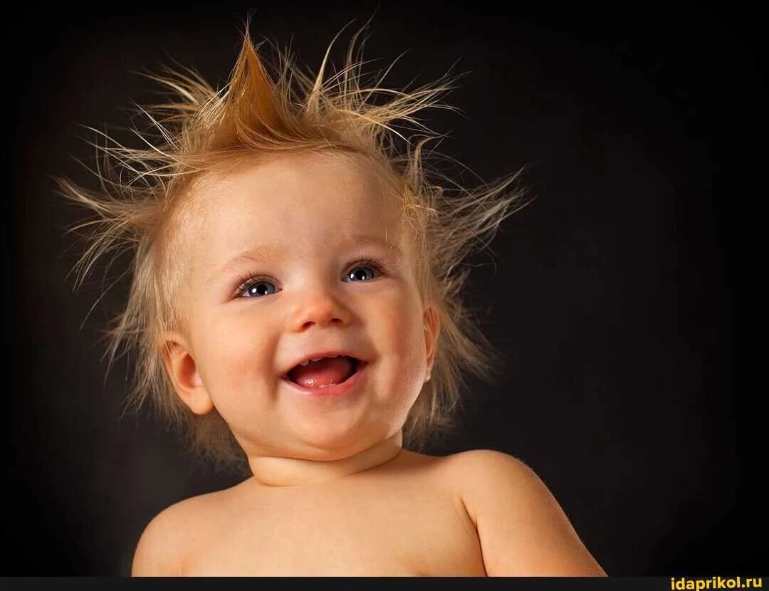 детские эмоции. ребенок в восторге. улыбка ребенка. ребенок живет эмоциями. радостные дети.