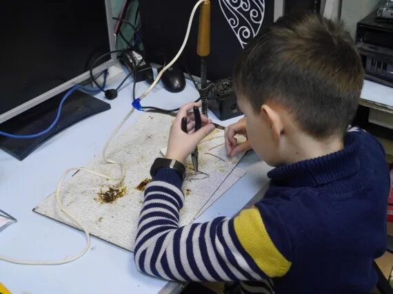 ученик с микроскопом. дети исследователи. "юные техники и изобретатели" уфа. юный техник исследователь.