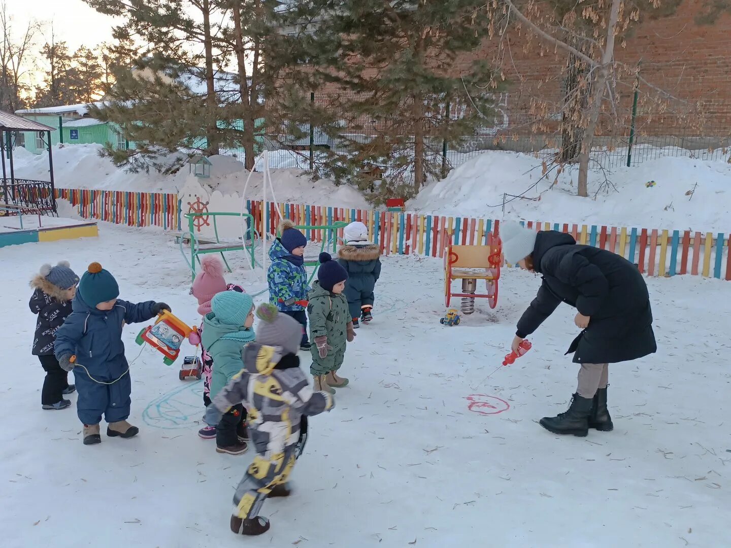 неделя зимних игр и забав. развлечения в младшей группе. зимний развлечение на прогулки доу. игры на свежем воздухе зимой. малыш зимой на прогулке.
