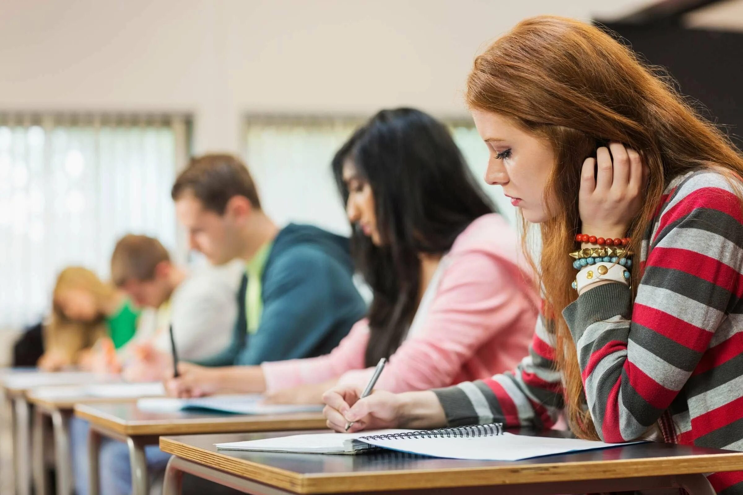 студент сессия. красивые студенты. радостные студенты. студенты на занятиях. студенты в вузе.