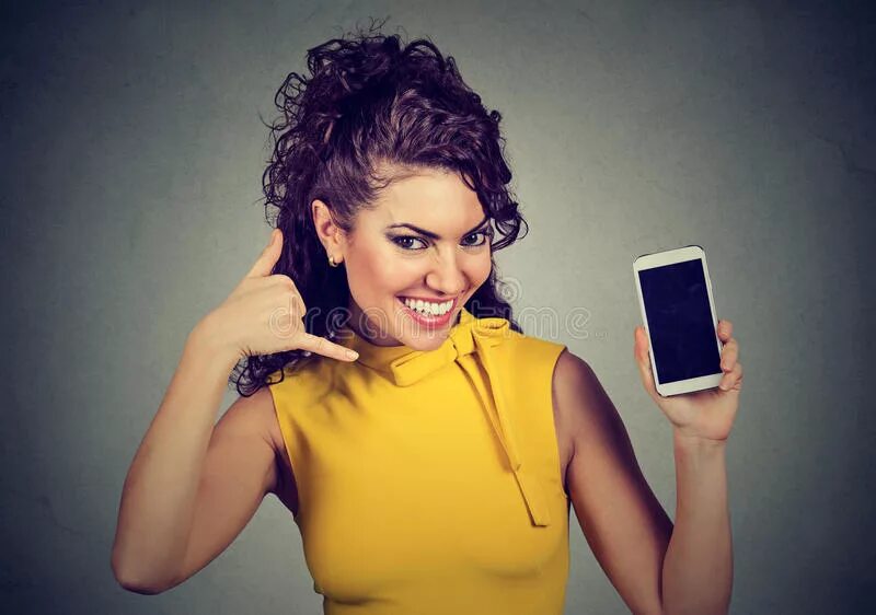 Девочка показывает 3. Маленькая девочка палец вверх. Девочка показывает оценку. Девочка показывает вызов. Девочка палец вверх.