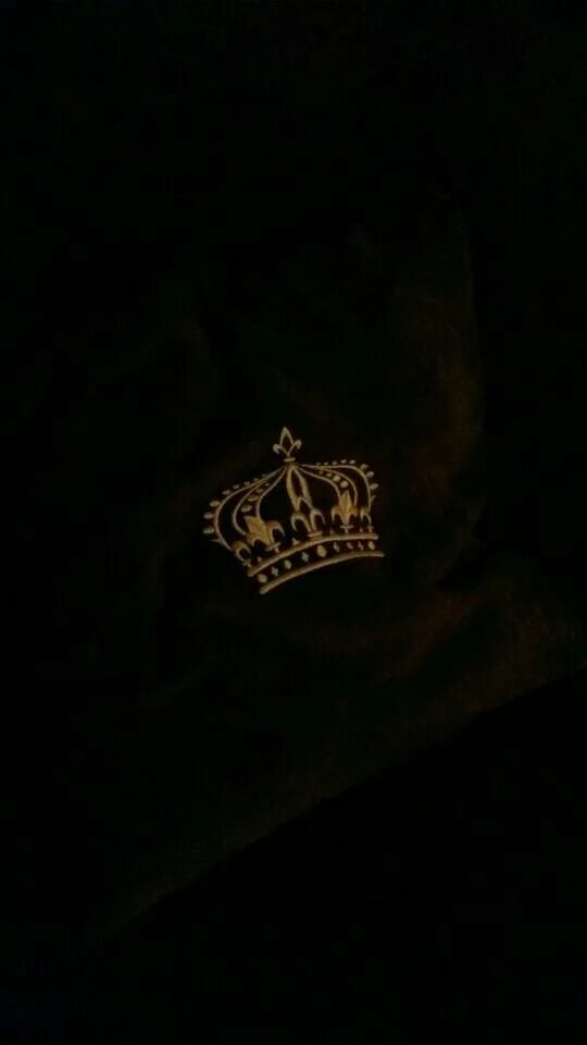 Корона в темноте. Маленькая корона на черном фоне. Корона на голове без лица. Корона на аву.