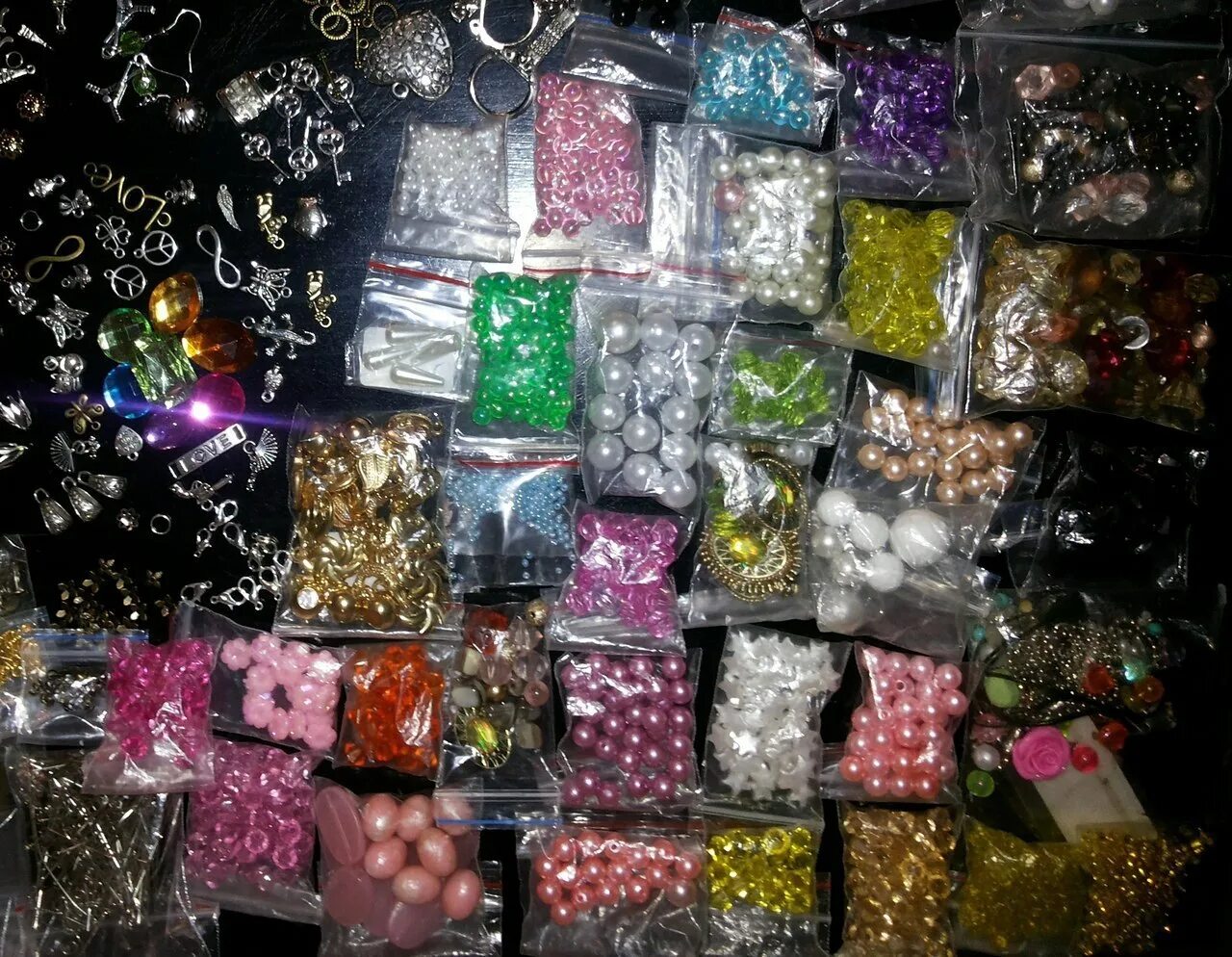 стенд для бисера. магазины рукоделия бусины. магазины рукоделия бусины. жемчуг для рукоделия. бусины в руках.