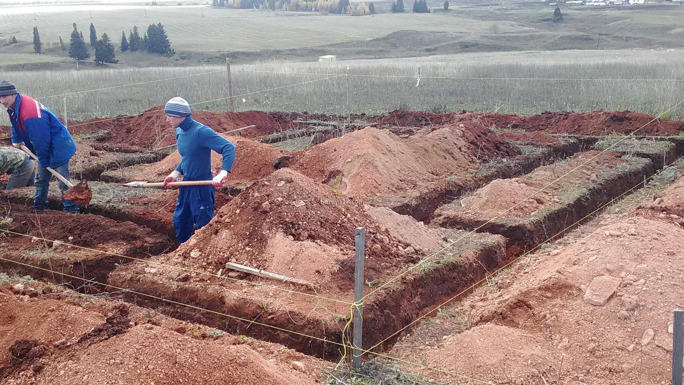 Земляные работы рабочий. Экскаватор в работе. Рытье котлована. Земляные рабочие. Подсобный рабочий.