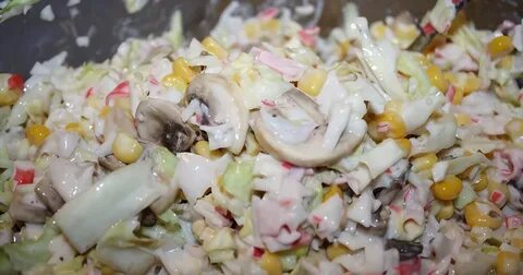 Салат с кальмарами крабовыми палочками и кукурузой