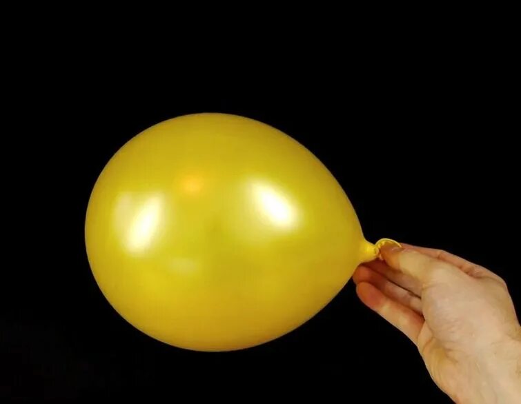Воздушный резиновый шар надули и завязали. Надутый шарик. Шарик сдувается. Воздушный шар сдувается. Спущенный воздушный шарик.
