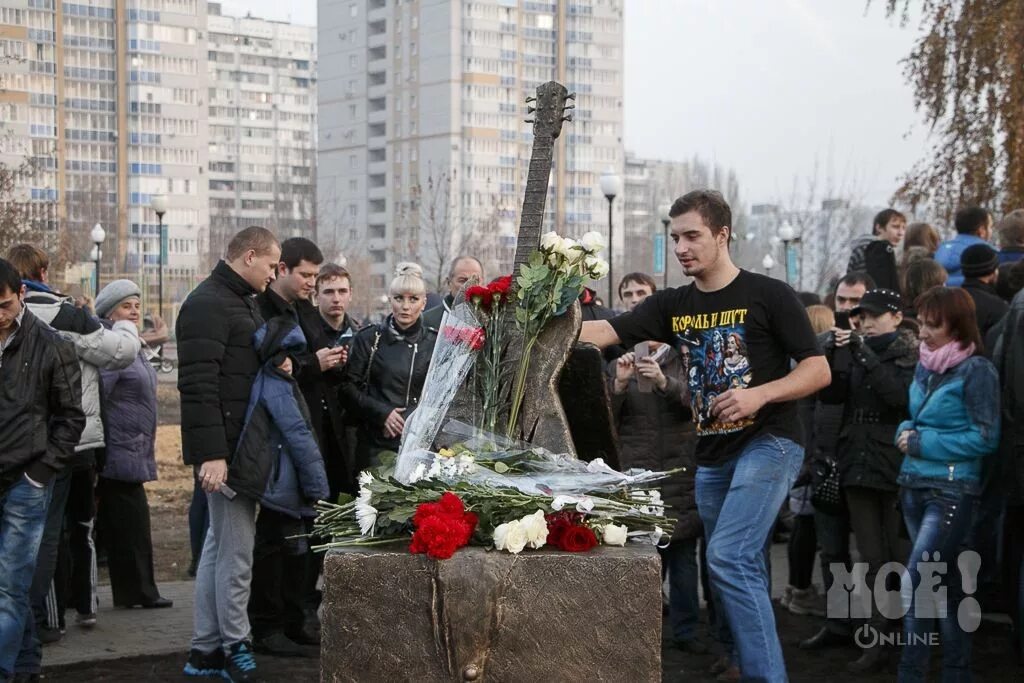 Памятник Юрию Хою в Воронеже. Памятник Горшеневу в Воронеже. Король и Шут памятник Михаилу Горшеневу. Памятник горшенева