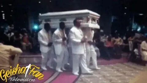 Несут гроб и танцуют песня