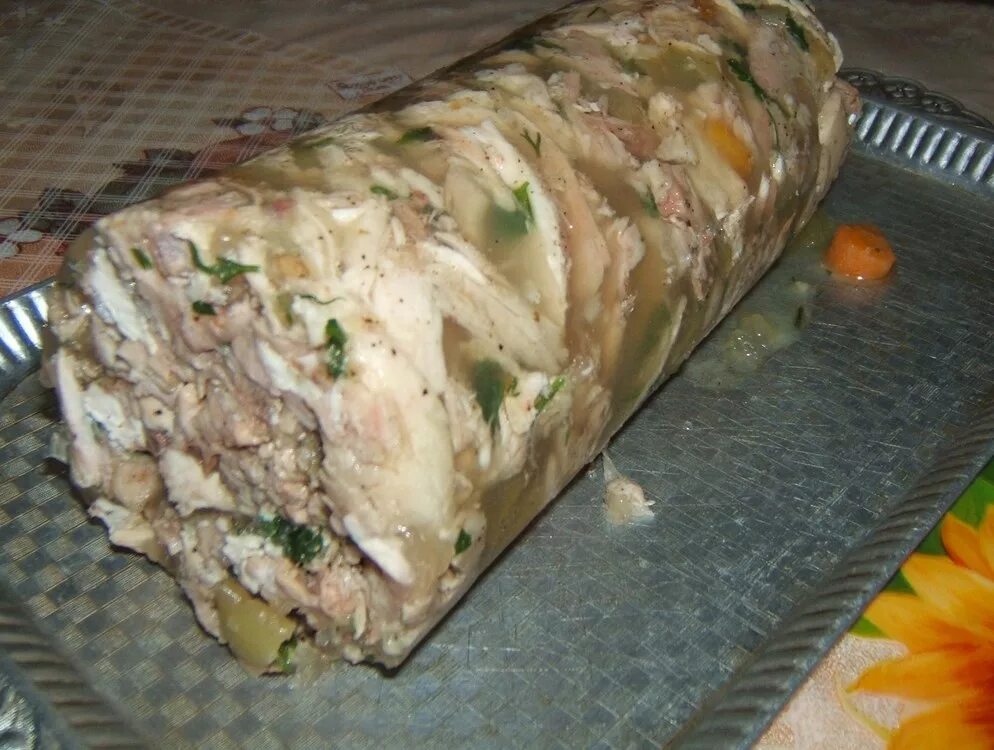 Колбаса в пластиковой бутылке из курицы. Рулет из курицы в бутылке с желатином. куриный рулет в бутылке с желатином. куриный рулет с желатином. рулет из курицы с желатином.
