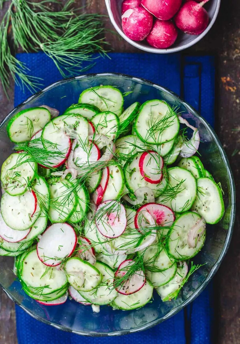 Простые рецепты с огурцами свежими. Салат из редиски и огурцов. Салат с редиской и огурцом. Салат из редиса с огурцом. Салат весенний с редисом.