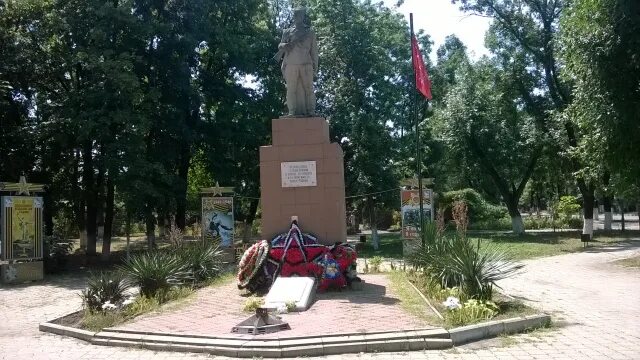 Северский район краснодарского края поселок черноморский. Пос Черноморский Северского района Краснодарского края. Парк Победы пгт Черноморский Северского района. Памятники в пгт. Черноморский Северский район Краснодарский край. Парк Победы Северская Краснодарский край.