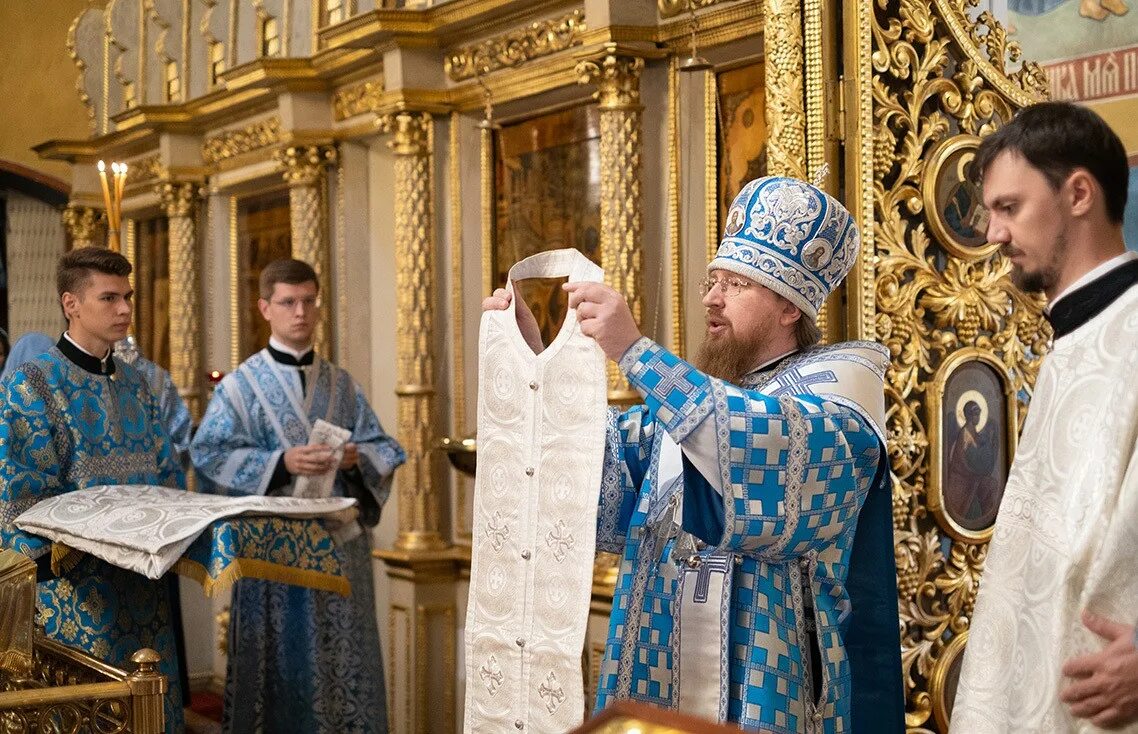 Епископ Феодорит Тихонов. Студенты в церкви.