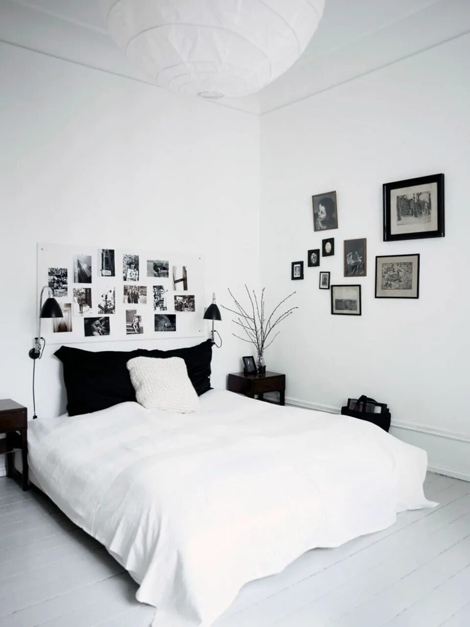 Возле черных белых стен. Черно белая спальня. Черно белый интерьер комнаты. Бело черная спальня. Комната в чёрно белом стиле.