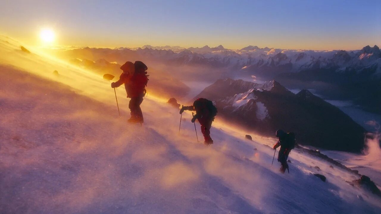 Пик эвереста. Стих лучше гор. Поднимаются горы песня. Человек взбирается на гору. Покорение вершин.